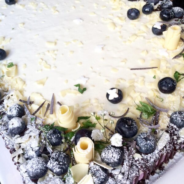 Mustika toorjuustutort leivapõhjal